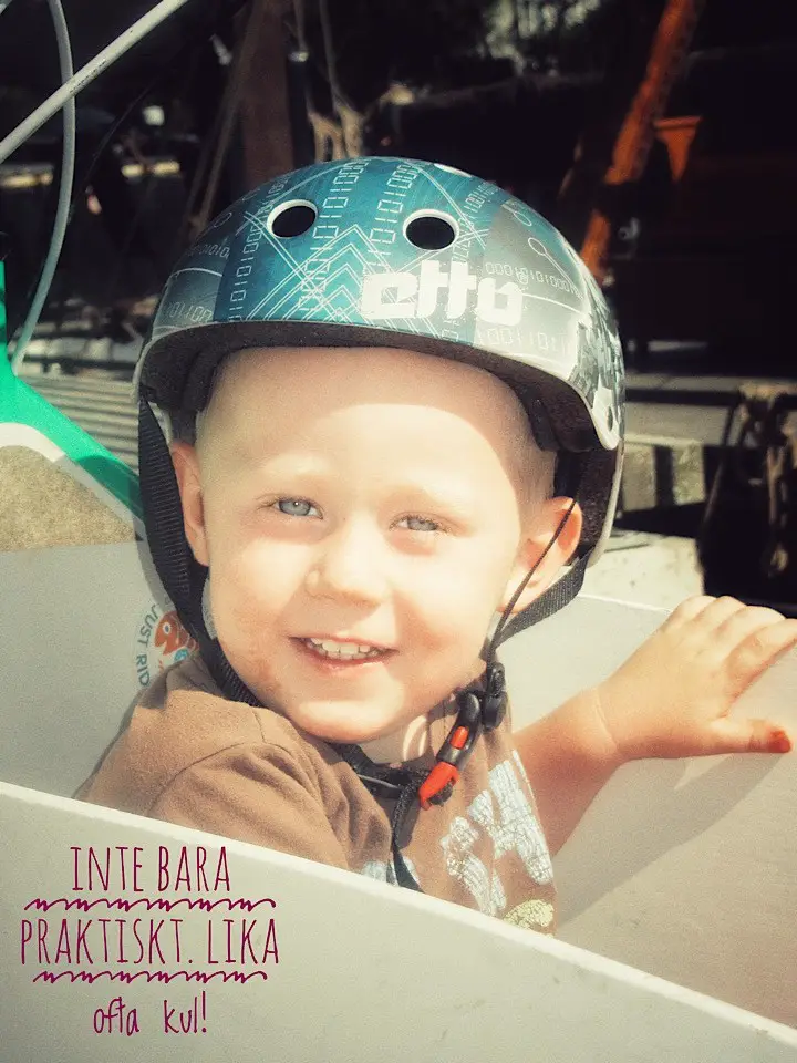 Bilden visar en glad pojke i en lastcykel. Bilden är här för att visa att det inte bara är praktiska grunder som gör lastcykeln fantastisk. 